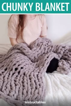 Knit A Chunky Blanket, Big Yarn Blanket, Chunky Yarn Blanket, Finger Knitting Projects, Hand Crocheted Blanket, Diy Knit Blanket, Finger Knit, Chunky Blankets, Arm Knitting Blanket