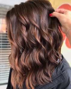 Popular Hair Colors 2020, Dark Brown Hair Color Ideas Summer, Autum Hair Colors 2022, Autum Hair Color Ideas, Brown Hair With Auburn Balayage, Dark Brown Hair Balayage Summer, Fall 2022 Hair Colors, Hair Colors Trending, Ombre Bayalage