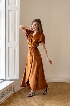 DETALIES - Length of dress 130cm - Real wrap adjustable fit - Double fabric on bust for wearing without bra - Asymmetrical hem length - Model wear S size, she is 5'7 \ 173 cm (83 - 63 - 93 cm) SIZES XS size: Bust = 33 inch / 84 cm Waist = 24.5 inch / 63 cm Hips = 36.5 / 92 cm S size: Bust = 34.5 inches / 88 cm Waist = 26.5 inches / 67 cm Hips = 37.5 inches / 96 cm M size: Bust = 36 inches / 92 cm Waist = 28 inches / 71 cm Hips = 39.5 inches / 100 cm L size: Bust = 37.5 inches / 96 cm Waist = 29. Rust Velvet Dress, Modest Wrap Dress, Bridesmaid Dresses Velvet, Prom Dresses Velvet, Velvet Dress Prom, Miranda Dress, Copper Dress, Camel Dress, Dresses Velvet