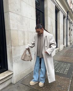 Fashion Week Fall Winter 2023, Negative Weather Outfit, February Aesthetic Outfit, Mild Winter Outfits, Fall Outfits University, Green Trenchcoat Outfit, Mid Size Autumn Outfits, Styling Cardigans Ideas, Nyc September Outfit