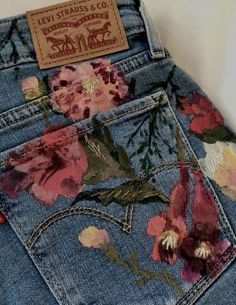 Custom Levis, Mukaish Embroidery, Jeans Custom, Painted Clothes Diy, Mode Kimono, Denim Art, Diy Vetement, Diy Clothes Design, Custom Jeans