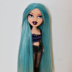 That hair!!!!!!! Bratz Wavy Hair, Bratz Jade Hairstyle, Bratz Furniture, Bratz Dolls Original, Bratz Nostalgia, Bratz Doll Jade, Pink Hair Bratz Doll, Bratz Fashion Pixiez Breanna, Bratz Party