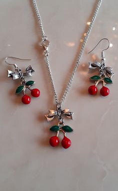 Rockabilly style Cherry and Bows pendant and earrings set, for all cool kittens Mode Rockabilly, Rockabilly Mode, Rockabilly Style, Jewellery Sets, Rockabilly Fashion, Earrings Set, Favorite Jewelry, Earring Set, Jewelry Sets