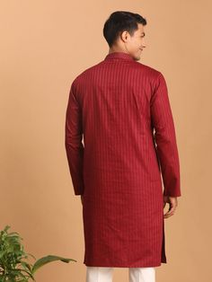 VASTRAMAY Men's Maroon Cotton Blend Solid Kurta Elevate your ethnic wardrobe with the VASTRAMAY Men's Maroon Cotton Blend Solid Kurta. Crafted with premium cotton blend fabric, it offers comfort and style, making it perfect for both casual and festive occasions. Features Classic maroon color Soft and breathable cotton blend fabric Elegant solid design Perfect for various occasions Specifications Brand: VASTRAMAY Color: Maroon Material: Cotton Blend Fit: Regular Size: Available in multiple sizes Cotton Long Sleeve Bandhgala For Diwali, Festive Cotton Bandhgala With Long Sleeves, Cotton Sherwani With Pallu And Long Sleeves, Handloom Cotton Sherwani For Eid, Eid Cotton Handloom Sherwani, Eid Handloom Cotton Sherwani, Long Sleeve Cotton Traditional Wear With Handloom, Handloom Cotton Traditional Long Sleeve Wear, Long Sleeve Cotton Handloom Traditional Wear