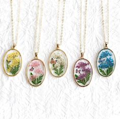 Embrace the beauty of nature with this exquisite necklace, designed to capture the delicate dance of a butterfly amidst a cluster of hydrangeas. The hydrangea blooms are meticulously crafted from real flowers and leaves, skillfully arranged to mimic the natural form of the hydrangea. Encased in resin, the flowers' shape and vibrant colors are preserved forever, creating a timeless piece that will never fade. This necklace is the perfect choice for hydrangea lovers, offering a unique way to keep Flower With Butterfly, Hydrangea Not Blooming, Butterfly Style, Natural Flowers, Botanical Jewelry, Jewelry Birthday, Resin Necklace, Birthday Jewelry Gift, Christmas Birthday Gifts