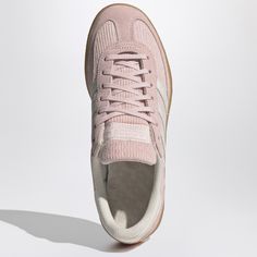 Sneaker en daim rose et en velours côtelé d'Adidas Originals avec un orteil arrondi, des bandes latérales en cuir blanc, une attache à lacets, une languette de logo et une semelle en caoutchouc naturel.Semelle supérieure / caoutchouc en cuir