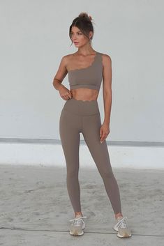 model wears WISKII 7/8 High-Waist Energy Legging Womens Matching Sets, Gym Fits, Legging Fits, Legging Pants, Estilo Chic, Grey Leggings, High Rise Leggings, Gym Shorts, Sport Bra