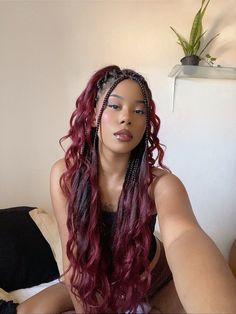 french curl braids vermelha/ boho curl braids vermelha Black And Red French Curl Braids, 99j Boho Knotless Braids, Red And Blonde Braids Mixed, Burgundy And Black Braids, Burgundy French Curl Braids, Burgundy Hair Braids, Boho Curls, Braids With Loose Curls, Burgundy Boho Knotless Braids