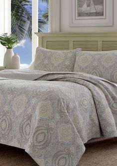 the comforter is made up and ready to be used in any room or bed