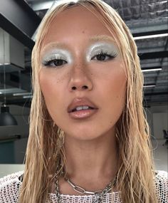 Runway Makeup Natural, Mosh Pit Makeup, Pale Skin Eyeshadow, Silver Highlighter Makeup, Summer 2024 Makeup Trends, Light Summer Makeup Looks, Nancy Photoshoot, Pale Makeup Looks