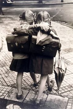 amistad Andre Kertesz, Robert Doisneau, Jolie Photo, True Friends, Goa, Friends Quotes, Cowgirl Boots