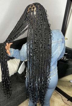 Twist With Curly Pieces, Birthday House Party Outfit Women, Small Senegalese Twist With Curls, Sinagalease Twist Long, Braided Hairstyles That Last Long, Knotless Island Twist With Curls, Small Island Twist Hairstyle, Knotless Senegalese Twist With Curls, Seneglase Twists