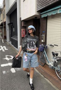 Oversized Shorts Outfit, Japan Aesthetic Outfit, Tomboy Summer Outfits, Japan Outfits, Oversize Tshirt Outfits, Oversize Outfit, Outfits Sommer, Casual Chic Outfits