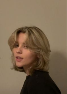 Short Layered Blonde Haircuts, Short Haircuts Trendy, Haircuts Strawberry Blonde, Short Blond Haircut Women Straight, Short Soft Shag, Blonde Wolfcut Short, Wolfcut On Short Hair, Short Androgynous Haircut Straight Hair, Short Layered Haircuts Shoulder Length Fine Hair