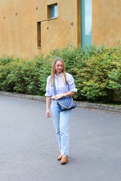 Avec Amber with a newer take on a classic button down and jeans in relaxed fits. Full post: https://avecamber.blogspot.com/2024/09/fall-style-button-up-shirt-90s-style.html Button Down And Jeans, 90s Style Jeans, Burberry Trench Coat, Style Jeans, 90s Style, French Inspired, Classic Outfits