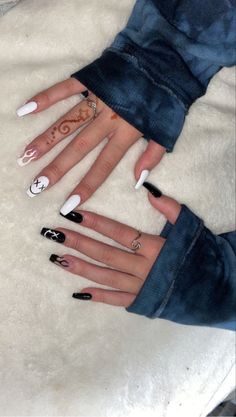 Painted Acrylic Nails, Black And White Nail, Nagellack Trends, Hippie Nails, White Acrylic Nails, White Nail