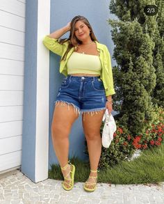 Outfit With Shorts Plus Size, Plus Size Summer Fashion 2024, Shorts Midsize Outfit, Summer 2024 Outfits Plus Size, Jean Shorts Midsize, Shorts Midsize, Clubbing Outfits Plus Size, Look Praia Plus Size, Plus Size Summer Outfits Big Stomach