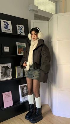 Korean Street Winter Fashion, Winter Outfits Cool Street Style, Japan Outfit Inspiration, Korea Cute Outfit, Winter Fits Inspo Aesthetic, Cute Asian Winter Outfits, Winter Outfits For Korea, Short Winter Boots Outfits, Shibuya Outfit Ideas