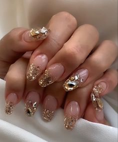 Short Stone Nails, Glitter Nails Gold Sparkle, Champagne Rhinestone Nails, Stone Work Nail Art, Nails For Champagne Dress, Nails With Gold Gems, Elegant Gold Nails