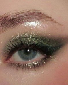 Green Sparkly Makeup, Olive Green Makeup Look, Debs Makeup, Slytherin Makeup, Slytherin Wedding, Makeup Verde, Christmas Eyeshadow Looks, Eye References, Scarah Screams