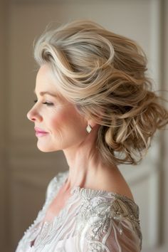 17 Simple & Stunning Hairstyles for the Mother of the Bride - NeedleStar Ball Hair, Hairdo Wedding, Ball Hairstyles, Up Dos For Medium Hair, Peinados Fáciles Para Cabello Corto