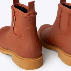 The perfect everyday rain boot. The Bobbi seamlessly blends fashion and function with natural rubber and a neoprene lining. Our best-selling boots are designed for utmost comfort. Easy to dress up or down, wear from day to night, the Bobbi comes in a range of colors to match your style and individuality.