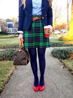 Blair Waldorf in plaid, colored tights, and bright red heels. The teenaged, Gossip Girl watching me would've loved this outfit Wedding Preppy, Fall Beach, Quoi Porter, Prep Style, Colored Tights, Chuck Bass, Leighton Meester, Cute Spring Outfits, Estilo Chic