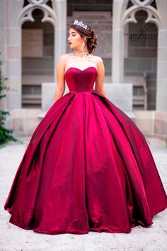 How To Pose In A Ball Gown, Poses For Ball Gown, Dresses Photoshoot, Birthday Gowns, Cosplay Poses, Palm Beach Photography, Sweet 16 Photos