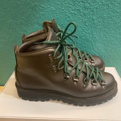 Womens Danner Boots Mountain Ii Lite 5” Brown Goretex Vibram Soles Size 7.5 Gently Used Great Condition One Small Scuff On Toe As Seen In Close Up Green Waterproof Boots With Vibram Sole And Round Toe, Green Hiking Boots With Vibram Sole And Round Toe, Closed Toe Hiking Boots With Vibram Sole, Waterproof Closed Toe Boots With Vibram Sole For Walking, Hiking Boots With Vibram Sole, Waterproof Vibram Sole Boots For Walking, Danner Boots, Gore Tex, Lace Up Boots