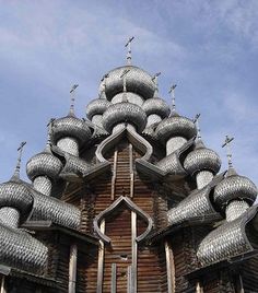 a very tall building with lots of metal pipes on it's roof and windows