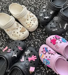 Aesthetic Croc Ideas, Cute Shoes Crocs, Crocs Ideas Black, Black Croc Design Ideas, Croc Jibbitz Aesthetic, Crocs Decor Ideas, Black Crocs Aesthetic, Croc Design Ideas, Crocs Jibbitz Aesthetic