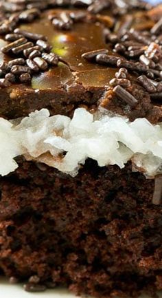 Hoho Cake, Creamy Coconut Sauce, Chocolate Coconut Cake, Almond Joy Cake, Coconut Cakes, Fudge Dessert, Marshmallow Cake, Cake Frosting Recipe, Coconut Frosting