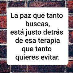 a sign on a brick wall that says, la paz que tanto buscas