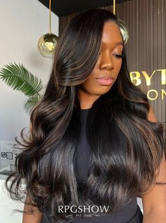 Honey Brown Highlights, Color Black Hair, Black Hair With Brown Highlights, Wavy Black Hair, Hair Color For Dark Skin, Black Wavy Hair, Honey Brown Hair, Brown Hair Inspo, Hair Color Black