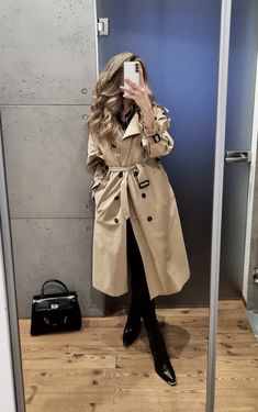 Nude Coat Outfit, Casual Trench Coat Outfit, Women Doc Martens, Trench Outfit, Korean Winter Outfits, Trench Beige, Trench Coat Outfit, Beige Trench Coat, Classy Winter Outfits