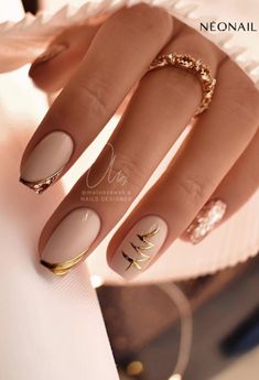 Gorgeous Christmas nail inspo! Product options linked! Nails With Gold, Christmas Gel Nails, Festival Nails, Elegant Nails, Gold Nails, Gorgeous Nails, Holiday Nails