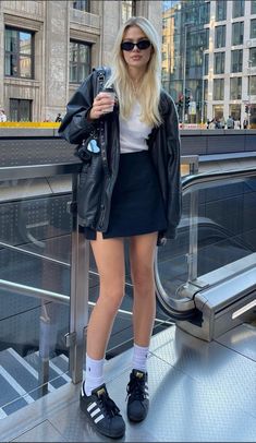 Mini Skirt And Sneakers Outfit, Linda Sza, Look Adidas, Stylish Work Attire, Skirt And Sneakers, Going Out Outfits, Korean Outfits