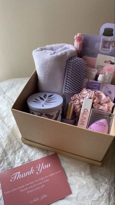 Royal Blue Gift Basket Ideas, Hair Care Gift Basket Ideas, Makeup Box Gift Ideas, Useful Gifts For Women, Cadeau Aesthetic, Girly Gift Baskets, Pink Gift Basket, Girly Christmas Gifts, Girl Gift Baskets