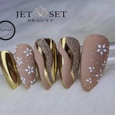 Nails Nye, Beautiful Manicure, Nye Nails, Nail Pics, Gold Nail, Winter Nail Designs, Winter Nail