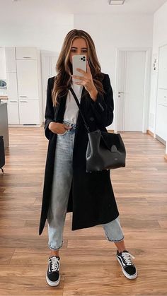 New York Mom Outfits, Casual Nice Outfits Fall, White Sneakers Chic Outfit, Medium Size Model Outfits, Casual Spring Rainy Day Outfits, Outfits For Superbowl, 90s Sophisticated Fashion, New York Fashion Fall 2022, New York Fall Fashion Street Styles