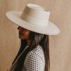 Introducing the Oaxaca sun hat - a stunning addition to the Sandoval summer collection. This straw hat for women is meticulously handmade in México using the finest palm straw, giving it a sturdy and premium feel. Its light natural shade is the perfect complement to any beach outfit. Don't be fooled by its weight, this hat is not your average straw hat. It's a beautiful statement piece that will make you stand out on a sunny day. * Original palm straw from Mexico sourced exclusively from Sahuayo Gambler Hat, Straw Boater Hat, Straw Boater, Ladies Hats, Mexican Hat, Womens Hats, Boater Hat, Sun Hats For Women, Quality Hats