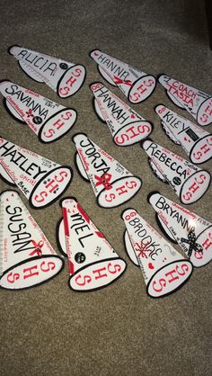 a bunch of signs that are sitting on the floor in front of a table top