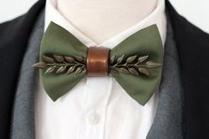 Check out this item in my Etsy shop https://www.etsy.com/listing/1282985966/hunters-green-satin-mens-tuxedo-bow-tie Forest Green Bow Tie, Brown And Green Suit Wedding, Green And Copper Wedding, Bowtie Groomsmen, Hobbit Wedding, Flower Clothes, Mens Tuxedo, Tuxedo Bow Tie