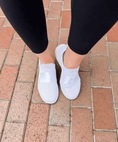 Surprise designer shoe sale you DON’T want to miss! - Mint Arrow #nordstrom #sale #shoes #comfort What To Wear To Disneyland, Travel Style Airport, Cute Running Shoes, Apl Sneakers, What To Wear To Disney, Nordstrom Shoes