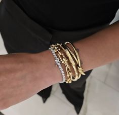 Jewelry Aesthetic Gold, Aesthetic Gold Jewelry, Aesthetic Gold, Tiffany Bracelets, Jewelry Aesthetic, Jewelry Elegant, Dope Jewelry, Expensive Jewelry