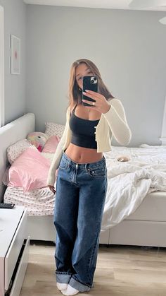 Cute Outfits To Wear On A Date, Flare Cargo Jeans, Tan Flare Jeans Outfit, Fall Outfit Ideas Jeans, Fall Outfits Blue Jeans, Sweater Baggy Jeans Outfit, White Fox Jeans, Fitted Jeans Outfit High Waist, Fits For School Cute