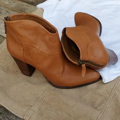 Nwt Makowsky Size 9 1/2 Tan (Carmel) Colored Booties Beautiful Leather Back/Heel Zipper 3½ Inch Stacked Heel Leather Booties With 4-inch Heel For Fall, Leather Booties, Stacked Heel, Bootie Boots, Ankle Boots, Zipper, Women Shoes, Boots, Heels