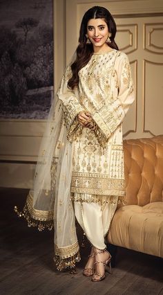 Latest Pakistani Dresses, Pakistani Dresses Online, Miroslava Duma, Pakistani Designer Suits, Pakistani Fashion Casual, Lawn Dress, Kendall Jenner Outfits, Lawn Suits, Pakistani Dress Design