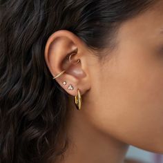 Classic Rope Gold Ear Cuff that will hug your conch perfectly. Perfect to wear alone or paired with other huggie earrings.| Lead and Nickel free. Sold as a SINGLE earring, purchase 2 for a pair Gold Vermeil (Thick layer of Gold plated over Sterling Silver) Thickness1.5mm(0.06in) Inner Diameter 10mm(0.4in), Outer Diameter 13mm(0.5in) Adjustable sizing #E517-Gx1 Conch Jewelry Hoop, Piercing Placement, Inner Ear Piercing, Ear Piercing Combinations, Outer Conch Piercing, Piercing Aesthetic, Ear Piercings Conch, Piercing Conch, Conch Jewelry