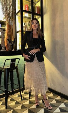 Layered Skirt Outfit, Black Pleated Skirt Outfit, Beige Skirt Outfit, Blazer With Skirt, Tutu En Tulle, Modest Dresses Casual, Modesty Fashion, Fashion And Beauty Tips, Romantic Outfit